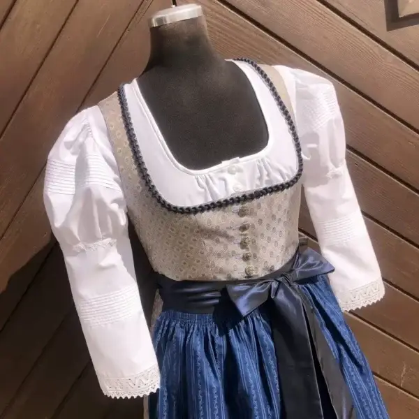 Anna Plochl Dirndlbluse langarm – Bild 1 – Chiemgauer Heimatwerk Trachten-Onlineshop Anna Plochl Dirndlbluse langarm - Bild 1 - Chiemgauer Heimatwerk Trachten-Onlineshop