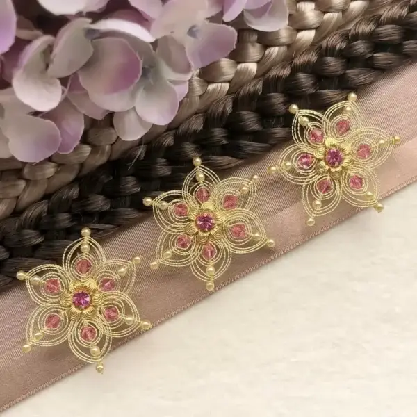 Cordonett-Blütenhaarnadeln gold im 3er Set rosa – Bild 1 – Chiemgauer Heimatwerk Trachten-Onlineshop Cordonett-Blütenhaarnadeln gold im 3er Set rosa - Bild 1 - Chiemgauer Heimatwerk Trachten-Onlineshop