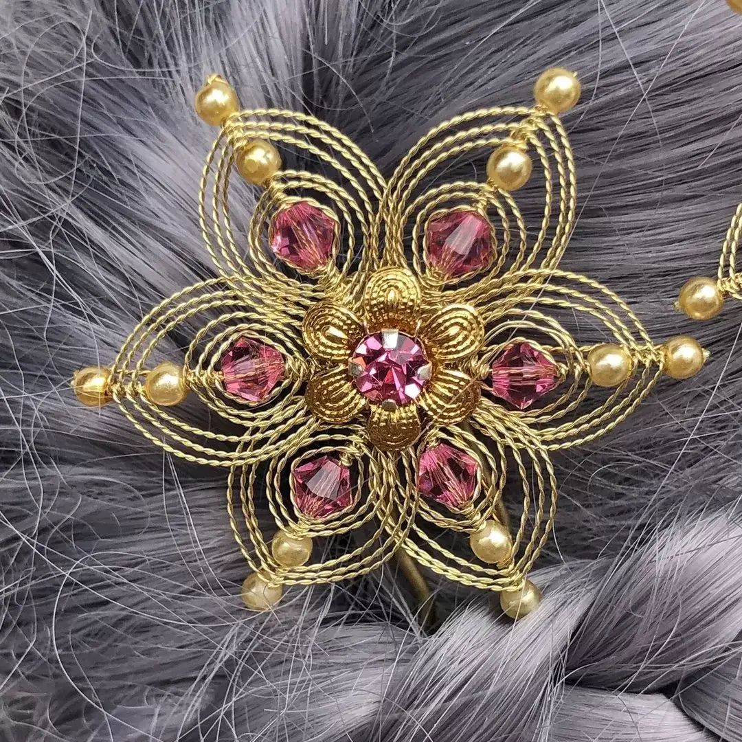 Cordonett-Blütenhaarnadeln gold im 3er Set rosa – Bild 11 – Chiemgauer Heimatwerk Trachten-Onlineshop Cordonett-Blütenhaarnadeln gold im 3er Set rosa - Bild 11 - Chiemgauer Heimatwerk Trachten-Onlineshop