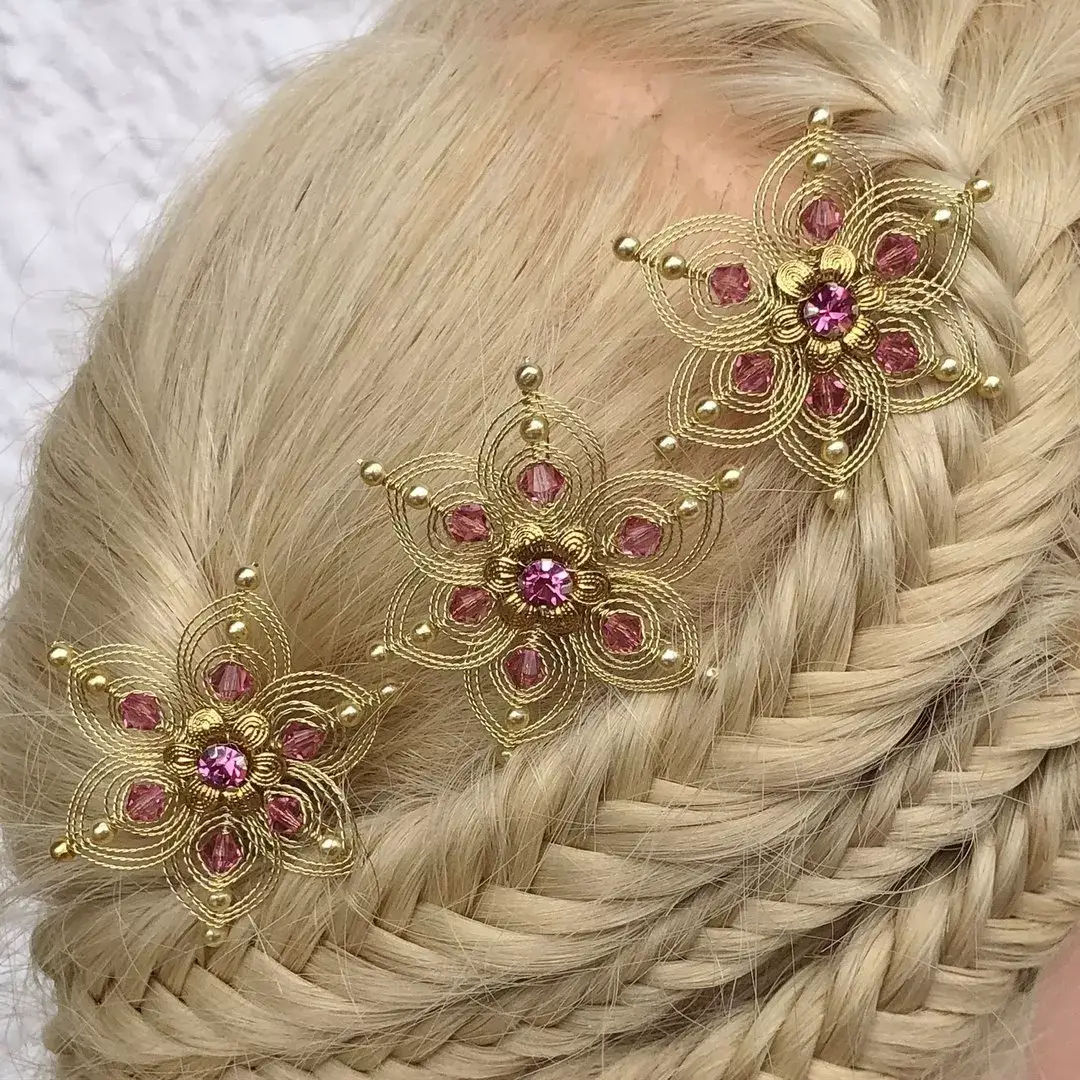 Cordonett-Blütenhaarnadeln gold im 3er Set rosa – Bild 15 – Chiemgauer Heimatwerk Trachten-Onlineshop Cordonett-Blütenhaarnadeln gold im 3er Set rosa - Bild 15 - Chiemgauer Heimatwerk Trachten-Onlineshop
