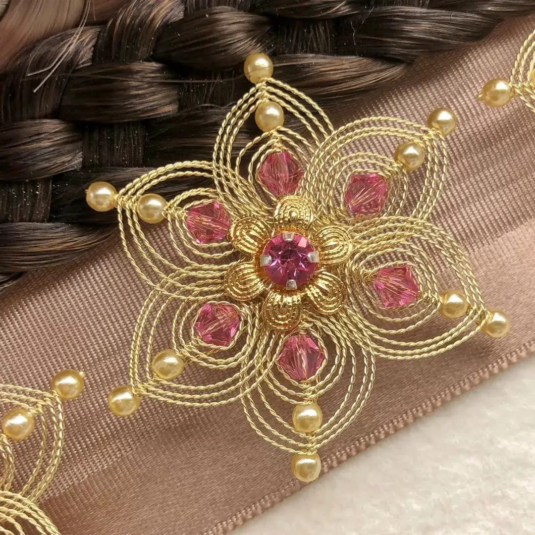Cordonett-Blütenhaarnadeln gold im 3er Set rosa – Bild 3 – Chiemgauer Heimatwerk Trachten-Onlineshop Cordonett-Blütenhaarnadeln gold im 3er Set rosa - Bild 3 - Chiemgauer Heimatwerk Trachten-Onlineshop