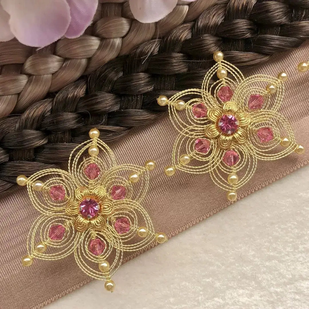 Cordonett-Blütenhaarnadeln gold im 3er Set rosa – Bild 5 – Chiemgauer Heimatwerk Trachten-Onlineshop Cordonett-Blütenhaarnadeln gold im 3er Set rosa - Bild 5 - Chiemgauer Heimatwerk Trachten-Onlineshop