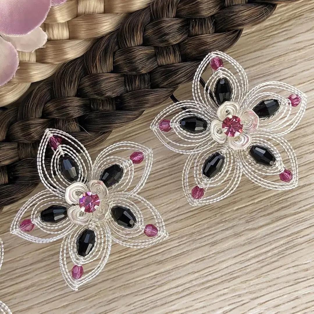 Cordonett-Blütenhaarnadeln silber im 3er Set fuchsia No. 55 – Bild 7 – Chiemgauer Heimatwerk Trachten-Onlineshop Cordonett-Blütenhaarnadeln silber im 3er Set fuchsia No. 55 - Bild 7 - Chiemgauer Heimatwerk Trachten-Onlineshop