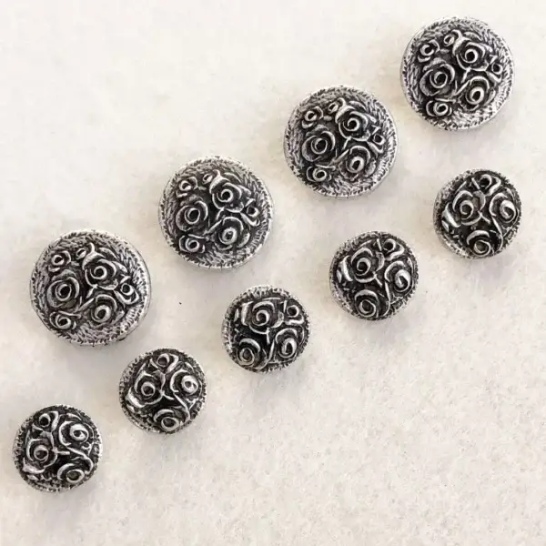 Dirndlknopf Trachtenknopf antik-silber matt No. 1 – Bild 1 – Chiemgauer Heimatwerk Trachten-Onlineshop Dirndlknopf Trachtenknopf antik-silber matt No. 1 - Bild 1 - Chiemgauer Heimatwerk Trachten-Onlineshop