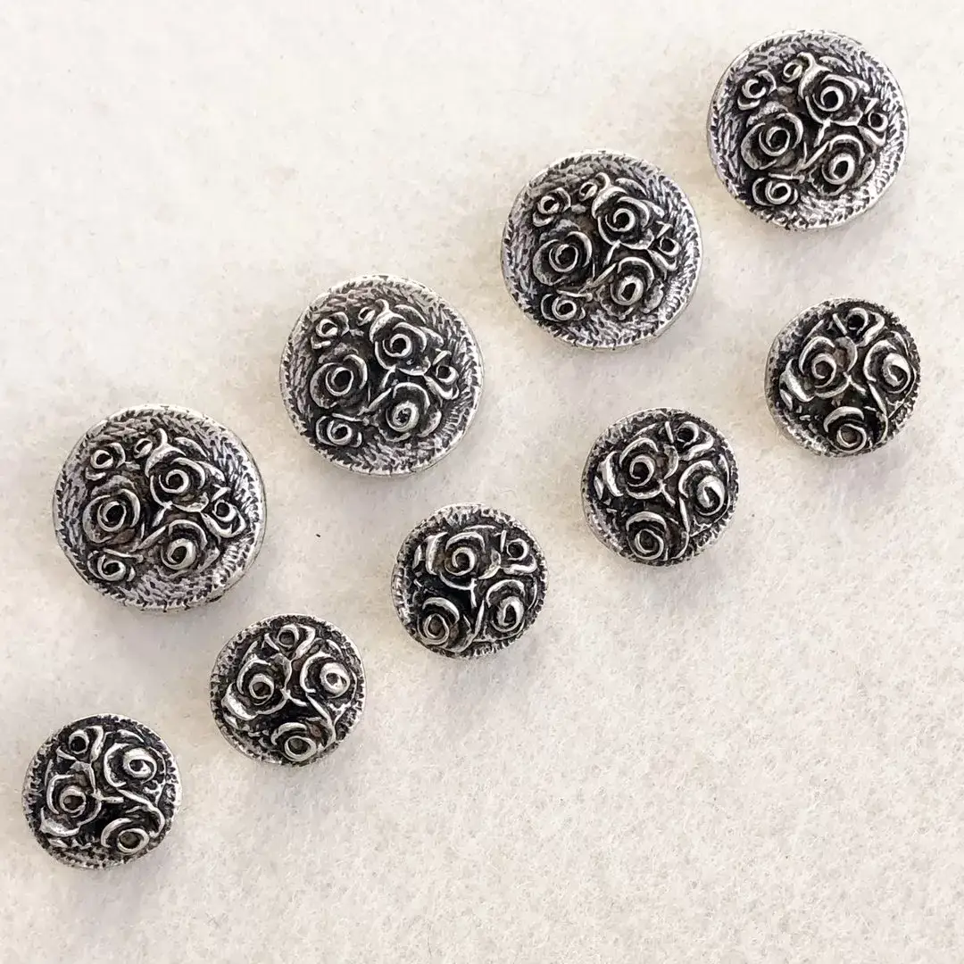 Dirndlknopf Trachtenknopf antik-silber matt No. 1 – Bild 1 – Chiemgauer Heimatwerk Trachten-Onlineshop Dirndlknopf Trachtenknopf antik-silber matt No. 1 - Bild 1 - Chiemgauer Heimatwerk Trachten-Onlineshop