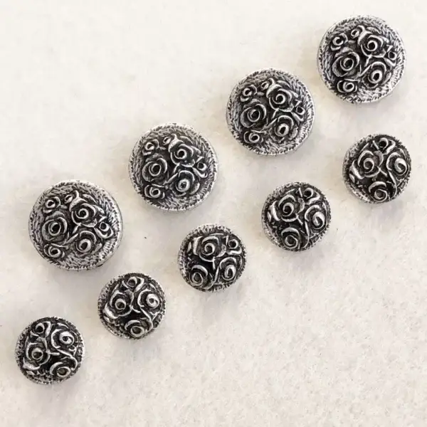 Dirndlknopf Trachtenknopf antik-silber matt No. 2 – Bild 1 – Chiemgauer Heimatwerk Trachten-Onlineshop Dirndlknopf Trachtenknopf antik-silber matt No. 2 - Bild 1 - Chiemgauer Heimatwerk Trachten-Onlineshop