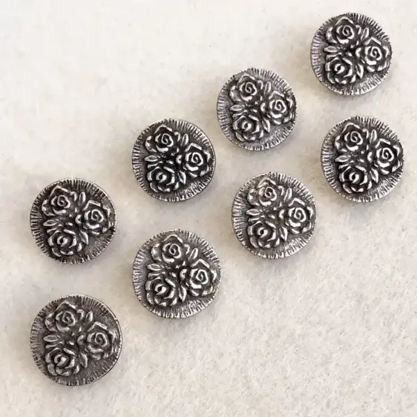 Dirndlknopf Trachtenknopf antik-silber matt No. 23 – Bild 1 – Chiemgauer Heimatwerk Trachten-Onlineshop Dirndlknopf Trachtenknopf antik-silber matt No. 23 - Bild 1 - Chiemgauer Heimatwerk Trachten-Onlineshop