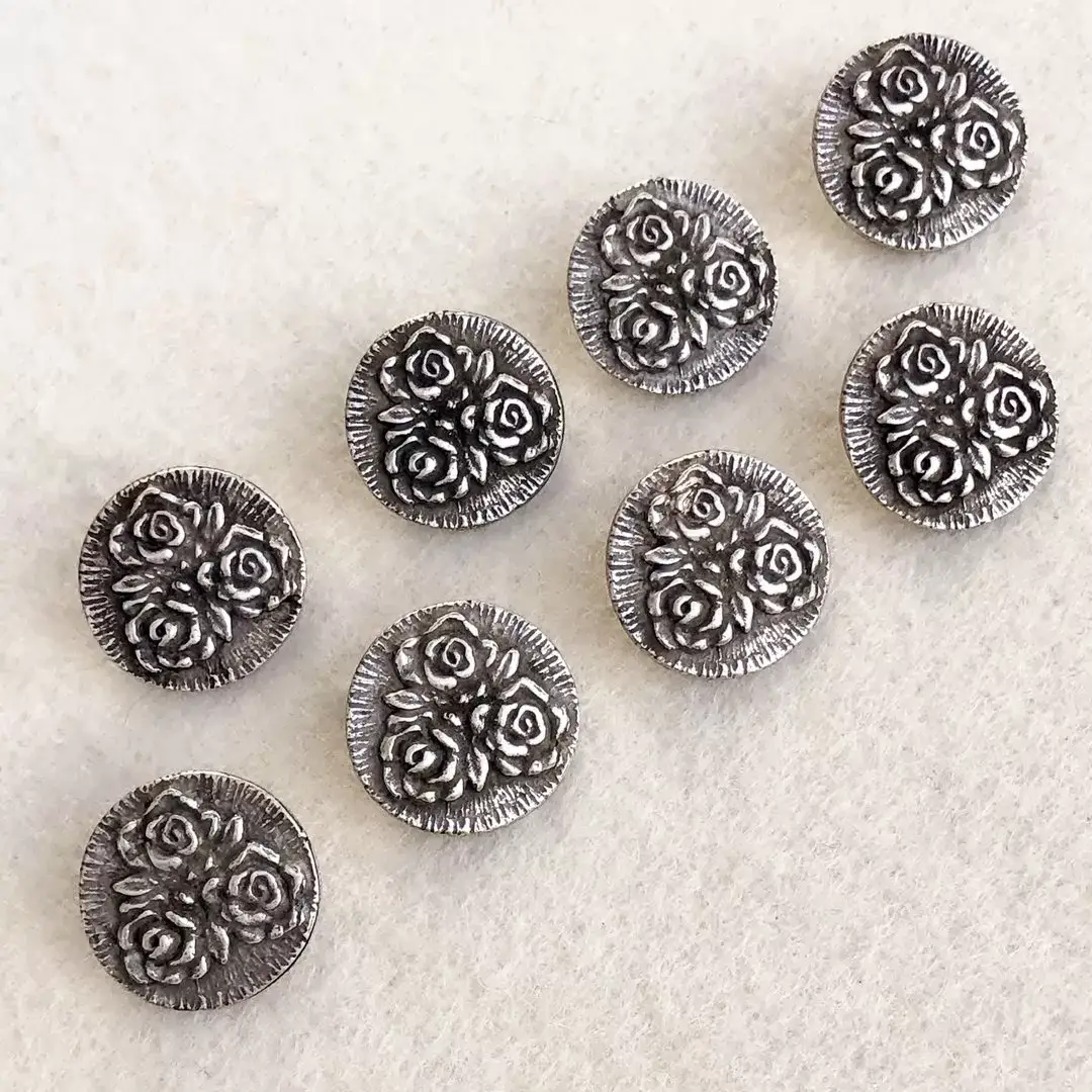 Dirndlknopf Trachtenknopf antik-silber matt No. 23 – Bild 1 – Chiemgauer Heimatwerk Trachten-Onlineshop Dirndlknopf Trachtenknopf antik-silber matt No. 23 - Bild 1 - Chiemgauer Heimatwerk Trachten-Onlineshop