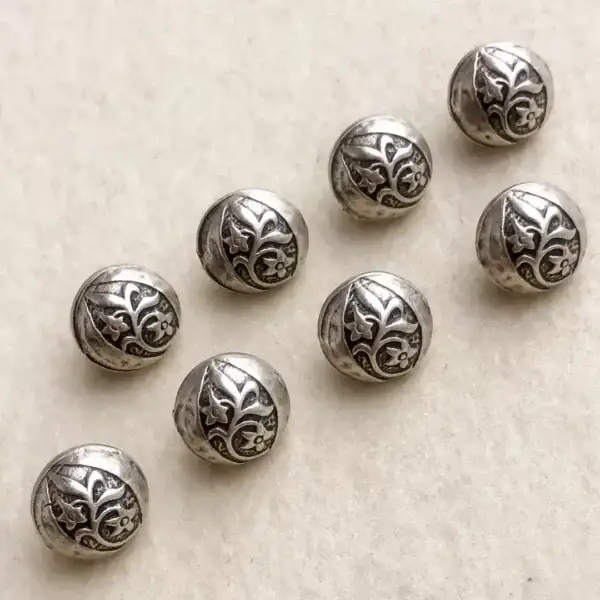 Dirndlknopf Trachtenknopf antik-silber matt No. 25 – Bild 1 – Chiemgauer Heimatwerk Trachten-Onlineshop Dirndlknopf Trachtenknopf antik-silber matt No. 25 - Bild 1 - Chiemgauer Heimatwerk Trachten-Onlineshop