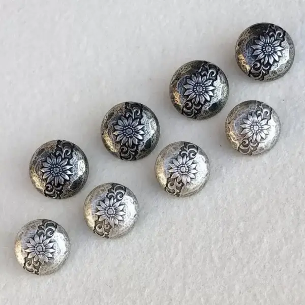 Dirndlknopf Trachtenknopf antik-silber matt No. 5 – Bild 1 – Chiemgauer Heimatwerk Trachten-Onlineshop Dirndlknopf Trachtenknopf antik-silber matt No. 5 - Bild 1 - Chiemgauer Heimatwerk Trachten-Onlineshop