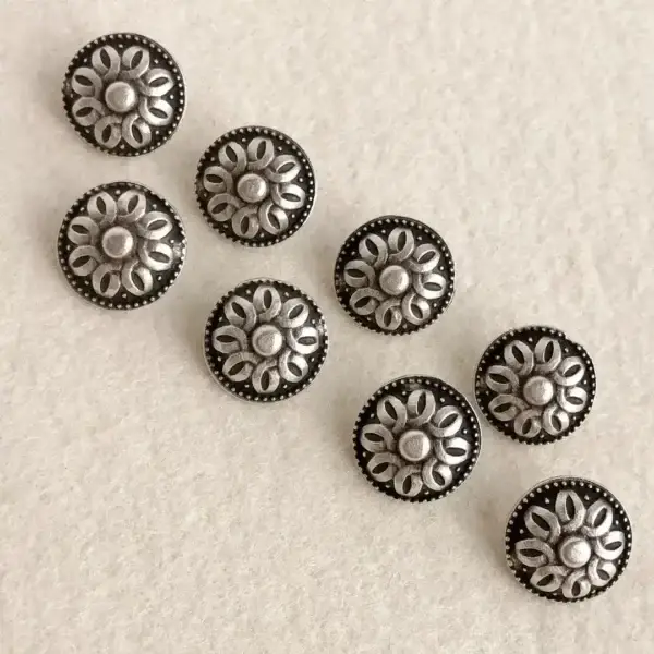 Dirndlknopf Trachtenknopf antik-silber No. 27 – Bild 1 – Chiemgauer Heimatwerk Trachten-Onlineshop Dirndlknopf Trachtenknopf antik-silber No. 27 - Bild 1 - Chiemgauer Heimatwerk Trachten-Onlineshop