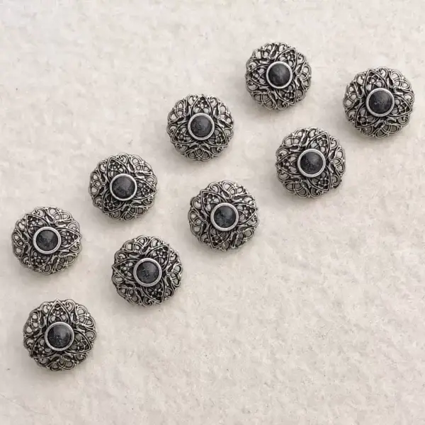 Dirndlknopf Trachtenknopf antik-silber No. 30 – Bild 1 – Chiemgauer Heimatwerk Trachten-Onlineshop Dirndlknopf Trachtenknopf antik-silber No. 30 - Bild 1 - Chiemgauer Heimatwerk Trachten-Onlineshop