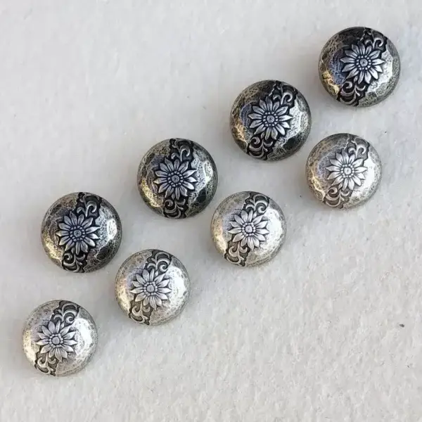 Dirndlknopf Trachtenknopf antik-silber No. 44 – Bild 1 – Chiemgauer Heimatwerk Trachten-Onlineshop Dirndlknopf Trachtenknopf antik-silber No. 44 - Bild 1 - Chiemgauer Heimatwerk Trachten-Onlineshop