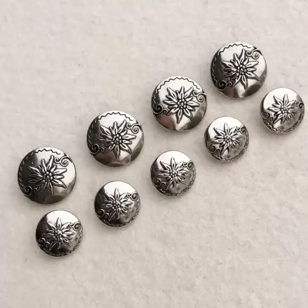 Dirndlknopf Trachtenknopf antik-silber No. 46 – Bild 1 – Chiemgauer Heimatwerk Trachten-Onlineshop Dirndlknopf Trachtenknopf antik-silber No. 46 - Bild 1 - Chiemgauer Heimatwerk Trachten-Onlineshop