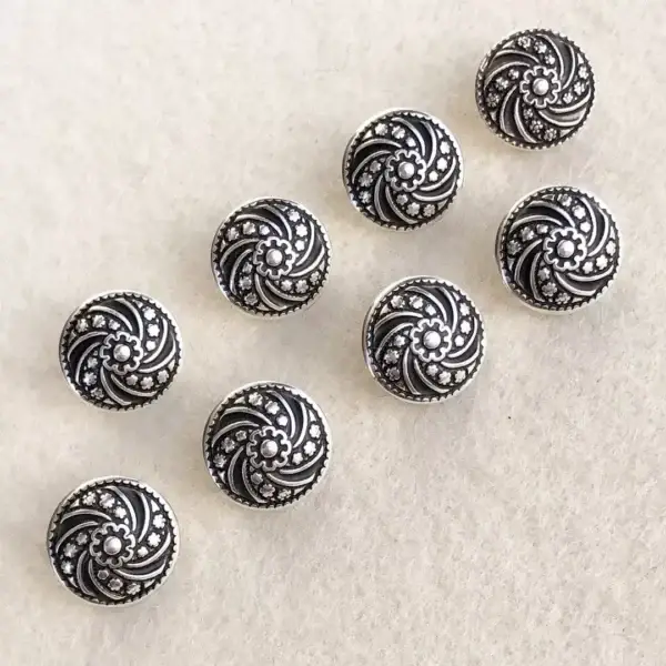Dirndlknopf Trachtenknopf antik-silber No. 71 – Bild 1 – Chiemgauer Heimatwerk Trachten-Onlineshop Dirndlknopf Trachtenknopf antik-silber No. 71 - Bild 1 - Chiemgauer Heimatwerk Trachten-Onlineshop