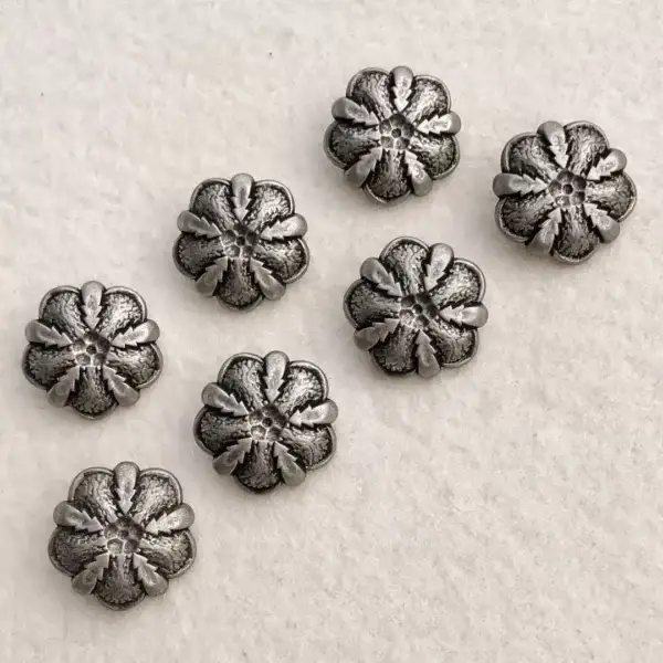Dirndlknopf Trachtenknopf antik-silber No. 82 – Bild 1 – Chiemgauer Heimatwerk Trachten-Onlineshop Dirndlknopf Trachtenknopf antik-silber No. 82 - Bild 1 - Chiemgauer Heimatwerk Trachten-Onlineshop