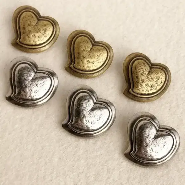 Dirndlknopf Trachtenknopf Herz antik-silber – Bild 1 – Chiemgauer Heimatwerk Trachten-Onlineshop Dirndlknopf Trachtenknopf Herz antik-silber - Bild 1 - Chiemgauer Heimatwerk Trachten-Onlineshop