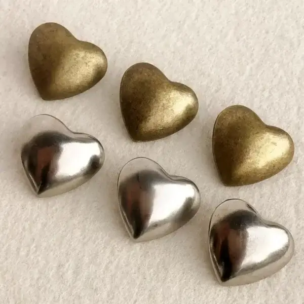 Dirndlknopf Trachtenknopf Herz antik-silber No. 1 – Bild 1 – Chiemgauer Heimatwerk Trachten-Onlineshop Dirndlknopf Trachtenknopf Herz antik-silber No. 1 - Bild 1 - Chiemgauer Heimatwerk Trachten-Onlineshop