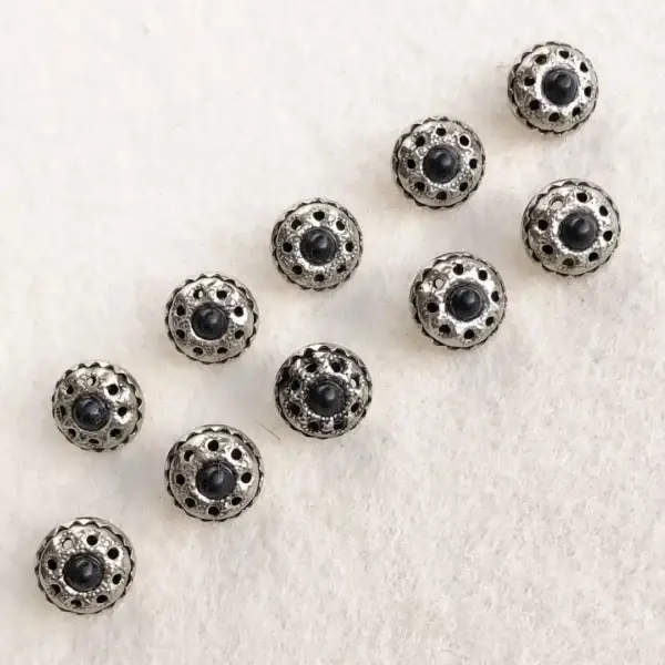Dirndlknopf Trachtenknopf mit schwarzer Perle – Bild 1 – Chiemgauer Heimatwerk Trachten-Onlineshop Dirndlknopf Trachtenknopf mit schwarzer Perle - Bild 1 - Chiemgauer Heimatwerk Trachten-Onlineshop
