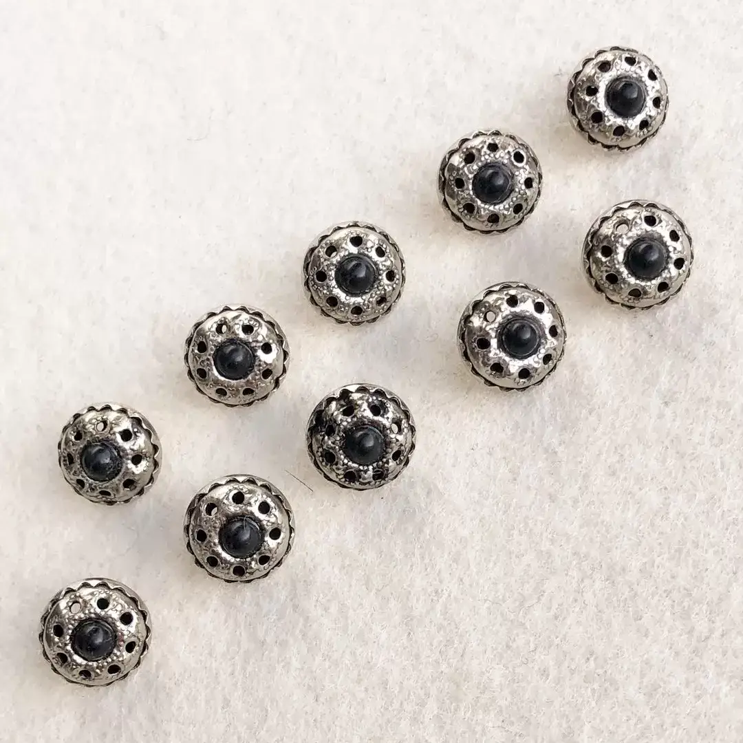 Dirndlknopf Trachtenknopf mit schwarzer Perle – Bild 1 – Chiemgauer Heimatwerk Trachten-Onlineshop Dirndlknopf Trachtenknopf mit schwarzer Perle - Bild 1 - Chiemgauer Heimatwerk Trachten-Onlineshop