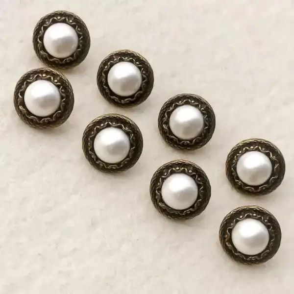 Dirndlknopf Trachtenknopf mit weißer Perle No. 2 – Bild 1 – Chiemgauer Heimatwerk Trachten-Onlineshop Dirndlknopf Trachtenknopf mit weißer Perle No. 2 - Bild 1 - Chiemgauer Heimatwerk Trachten-Onlineshop