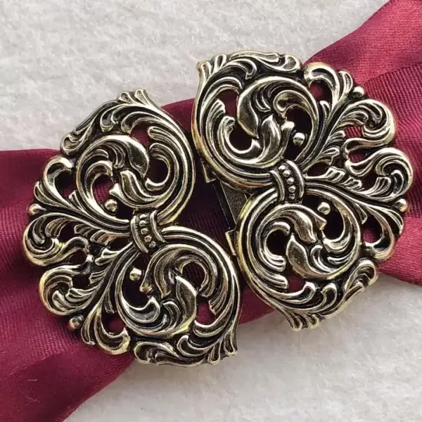 Dirndlschließe Schürzenschließe altgold No. 10 – Bild 1 – Chiemgauer Heimatwerk Trachten-Onlineshop Dirndlschließe Schürzenschließe altgold No. 10 - Bild 1 - Chiemgauer Heimatwerk Trachten-Onlineshop
