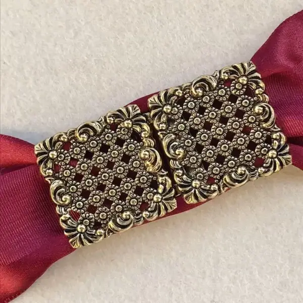 Dirndlschließe Schürzenschließe altgold No. 11 – Bild 1 – Chiemgauer Heimatwerk Trachten-Onlineshop Dirndlschließe Schürzenschließe altgold No. 11 - Bild 1 - Chiemgauer Heimatwerk Trachten-Onlineshop