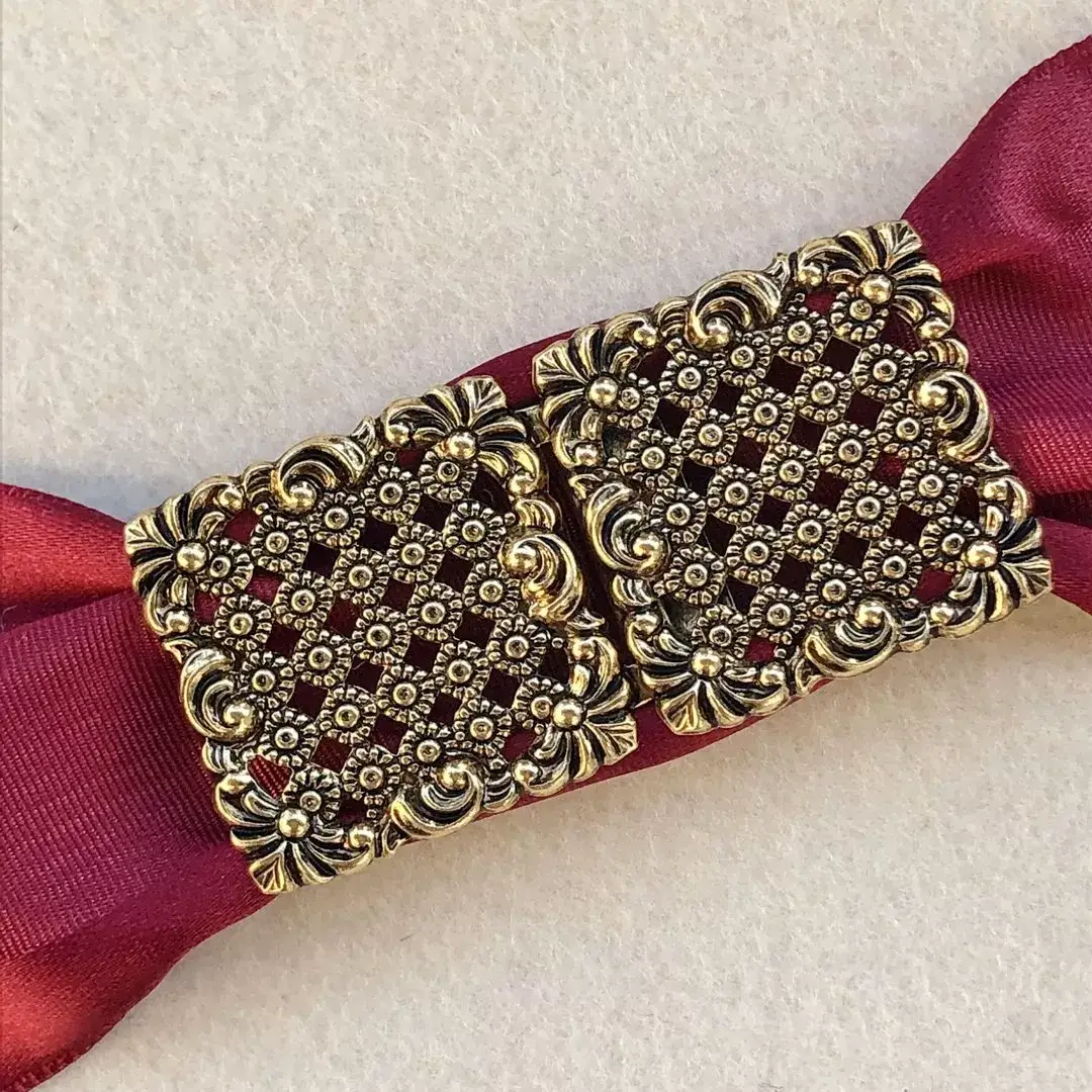 Dirndlschließe Schürzenschließe altgold No. 11 – Bild 1 – Chiemgauer Heimatwerk Trachten-Onlineshop Dirndlschließe Schürzenschließe altgold No. 11 - Bild 1 - Chiemgauer Heimatwerk Trachten-Onlineshop