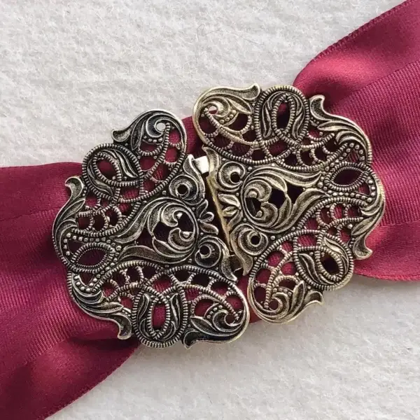 Dirndlschließe Schürzenschließe altgold No. 12 – Bild 1 – Chiemgauer Heimatwerk Trachten-Onlineshop Dirndlschließe Schürzenschließe altgold No. 12 - Bild 1 - Chiemgauer Heimatwerk Trachten-Onlineshop