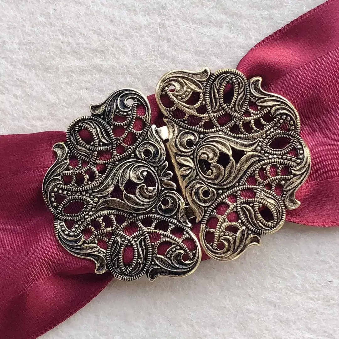 Dirndlschließe Schürzenschließe altgold No. 12 – Bild 1 – Chiemgauer Heimatwerk Trachten-Onlineshop Dirndlschließe Schürzenschließe altgold No. 12 - Bild 1 - Chiemgauer Heimatwerk Trachten-Onlineshop