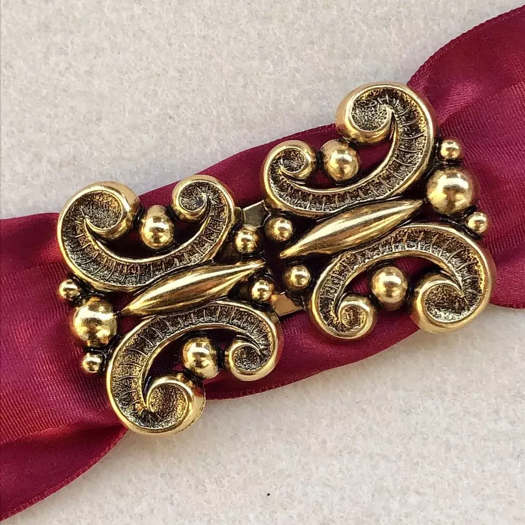 Dirndlschließe Schürzenschließe altgold No. 13 – Bild 1 – Chiemgauer Heimatwerk Trachten-Onlineshop Dirndlschließe Schürzenschließe altgold No. 13 - Bild 1 - Chiemgauer Heimatwerk Trachten-Onlineshop