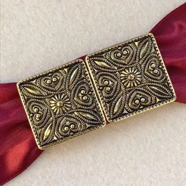 Dirndlschließe Schürzenschließe altgold No. 15 – Bild 1 – Chiemgauer Heimatwerk Trachten-Onlineshop Dirndlschließe Schürzenschließe altgold No. 15 - Bild 1 - Chiemgauer Heimatwerk Trachten-Onlineshop