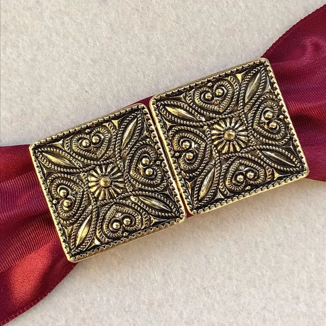 Dirndlschließe Schürzenschließe altgold No. 15 – Bild 1 – Chiemgauer Heimatwerk Trachten-Onlineshop Dirndlschließe Schürzenschließe altgold No. 15 - Bild 1 - Chiemgauer Heimatwerk Trachten-Onlineshop