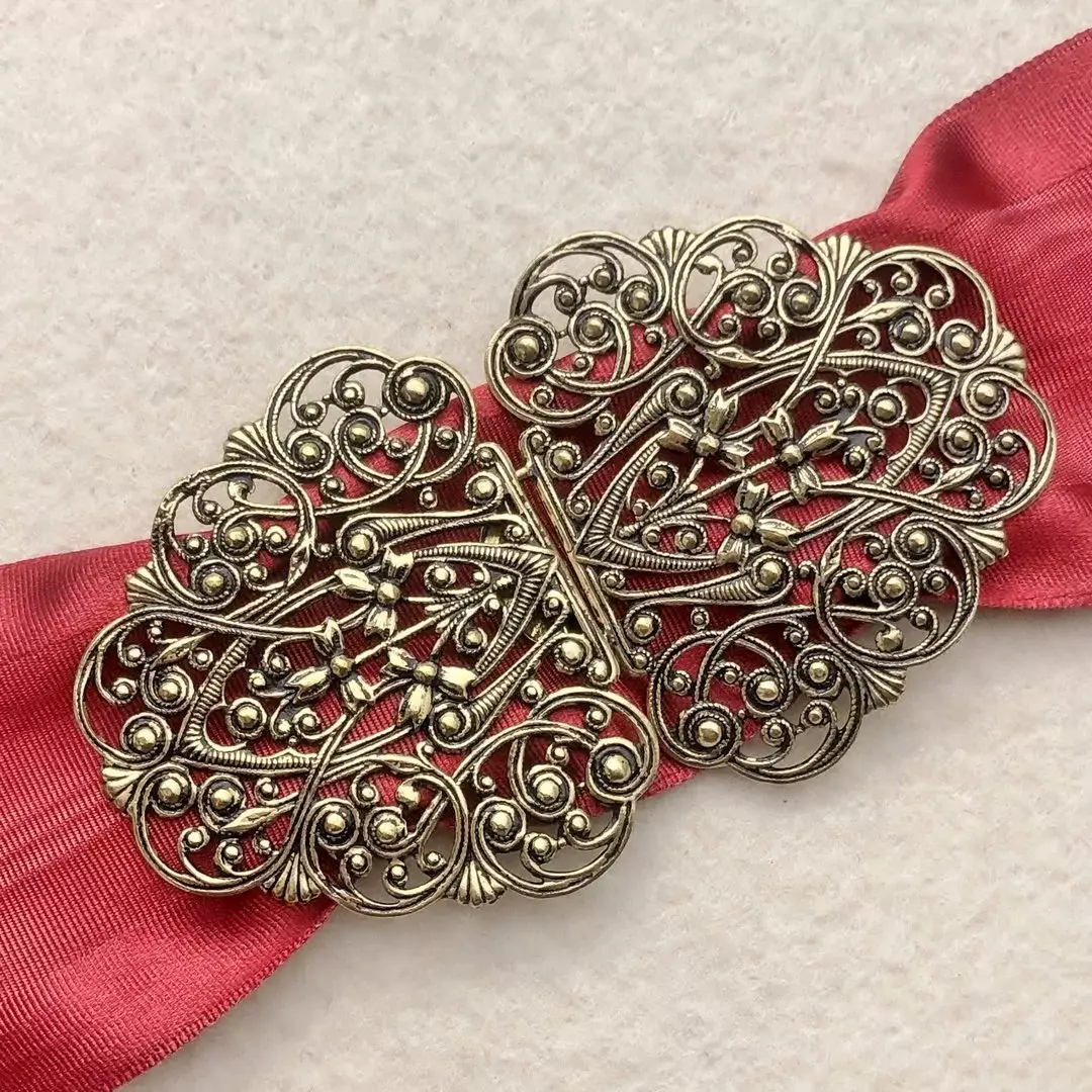 Dirndlschließe Schürzenschließe altgold No. 16 – Bild 1 – Chiemgauer Heimatwerk Trachten-Onlineshop Dirndlschließe Schürzenschließe altgold No. 16 - Bild 1 - Chiemgauer Heimatwerk Trachten-Onlineshop