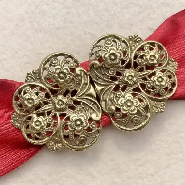 Dirndlschließe Schürzenschließe altgold No. 18 – Bild 1 – Chiemgauer Heimatwerk Trachten-Onlineshop Dirndlschließe Schürzenschließe altgold No. 18 - Bild 1 - Chiemgauer Heimatwerk Trachten-Onlineshop