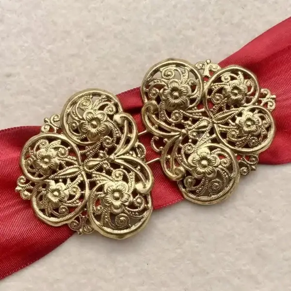 Dirndlschließe Schürzenschließe altgold No. 19 – Bild 1 – Chiemgauer Heimatwerk Trachten-Onlineshop Dirndlschließe Schürzenschließe altgold No. 19 - Bild 1 - Chiemgauer Heimatwerk Trachten-Onlineshop