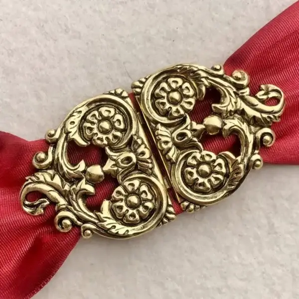 Dirndlschließe Schürzenschließe altgold No. 2 – Bild 1 – Chiemgauer Heimatwerk Trachten-Onlineshop Dirndlschließe Schürzenschließe altgold No. 2 - Bild 1 - Chiemgauer Heimatwerk Trachten-Onlineshop