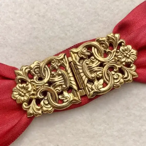 Dirndlschließe Schürzenschließe altgold No. 20 – Bild 1 – Chiemgauer Heimatwerk Trachten-Onlineshop Dirndlschließe Schürzenschließe altgold No. 20 - Bild 1 - Chiemgauer Heimatwerk Trachten-Onlineshop