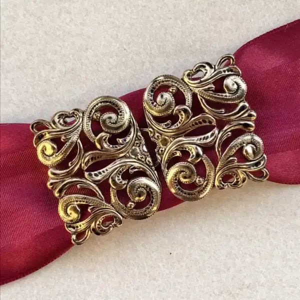 Dirndlschließe Schürzenschließe altgold No. 21 – Bild 1 – Chiemgauer Heimatwerk Trachten-Onlineshop Dirndlschließe Schürzenschließe altgold No. 21 - Bild 1 - Chiemgauer Heimatwerk Trachten-Onlineshop