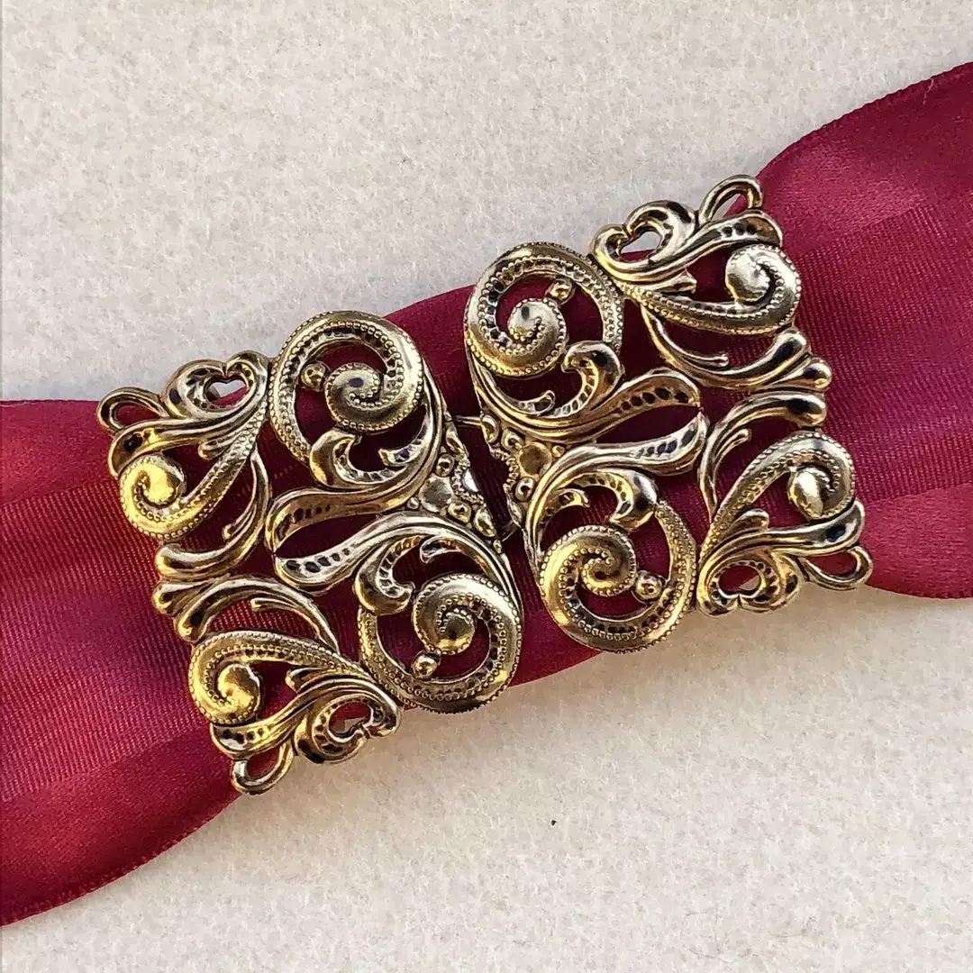 Dirndlschließe Schürzenschließe altgold No. 21 – Bild 1 – Chiemgauer Heimatwerk Trachten-Onlineshop Dirndlschließe Schürzenschließe altgold No. 21 - Bild 1 - Chiemgauer Heimatwerk Trachten-Onlineshop