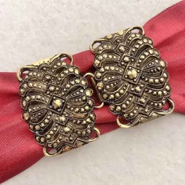 Dirndlschließe Schürzenschließe altgold No. 7 – Bild 1 – Chiemgauer Heimatwerk Trachten-Onlineshop Dirndlschließe Schürzenschließe altgold No. 7 - Bild 1 - Chiemgauer Heimatwerk Trachten-Onlineshop