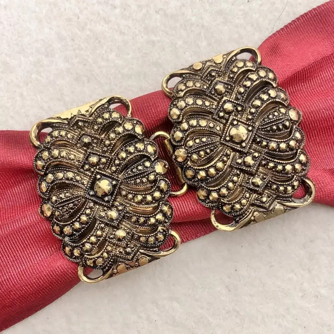 Dirndlschließe Schürzenschließe altgold No. 7 – Bild 1 – Chiemgauer Heimatwerk Trachten-Onlineshop Dirndlschließe Schürzenschließe altgold No. 7 - Bild 1 - Chiemgauer Heimatwerk Trachten-Onlineshop