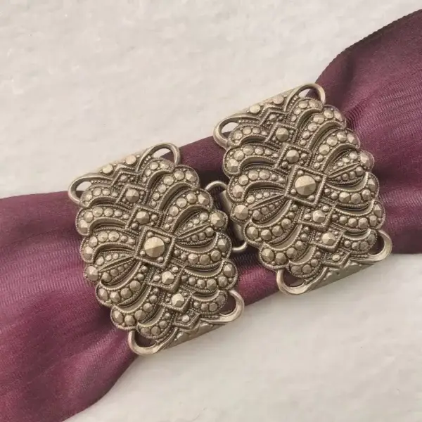 Dirndlschließe Schürzenschließe altgold No. 8 – Bild 1 – Chiemgauer Heimatwerk Trachten-Onlineshop Dirndlschließe Schürzenschließe altgold No. 8 - Bild 1 - Chiemgauer Heimatwerk Trachten-Onlineshop