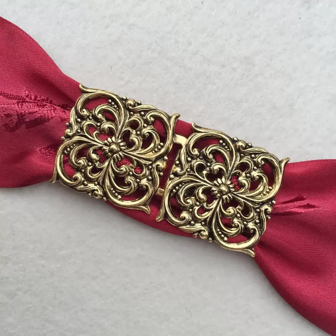 Dirndlschließe Schürzenschließe altgold No. 9 – Bild 1 – Chiemgauer Heimatwerk Trachten-Onlineshop Dirndlschließe Schürzenschließe altgold No. 9 - Bild 1 - Chiemgauer Heimatwerk Trachten-Onlineshop