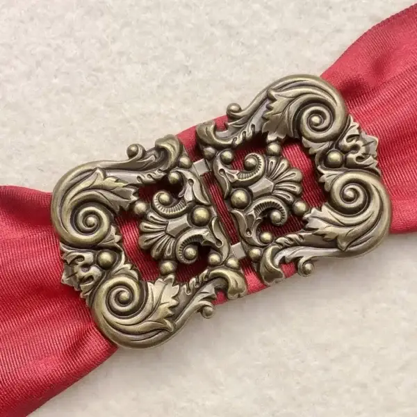 Dirndlschließe Schürzenschließe antik-messing No. 4 – Bild 1 – Chiemgauer Heimatwerk Trachten-Onlineshop Dirndlschließe Schürzenschließe antik-messing No. 4 - Bild 1 - Chiemgauer Heimatwerk Trachten-Onlineshop