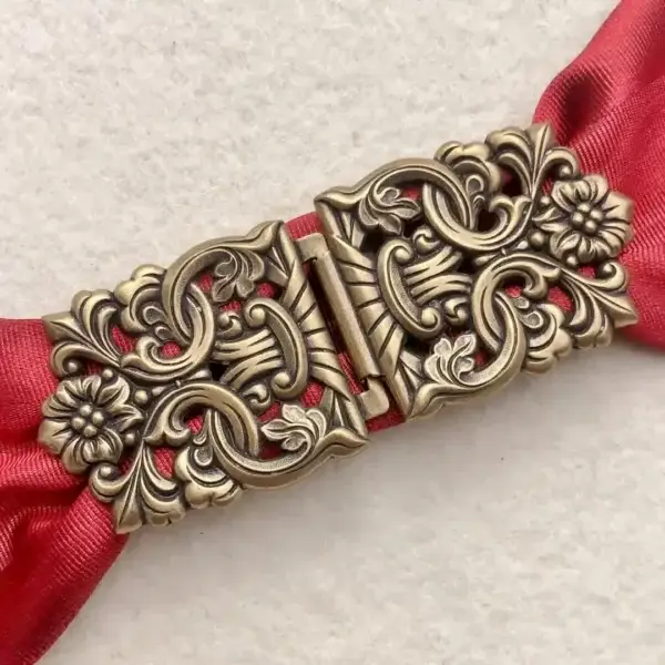 Dirndlschließe Schürzenschließe antik-messing No. 5 – Bild 1 – Chiemgauer Heimatwerk Trachten-Onlineshop Dirndlschließe Schürzenschließe antik-messing No. 5 - Bild 1 - Chiemgauer Heimatwerk Trachten-Onlineshop