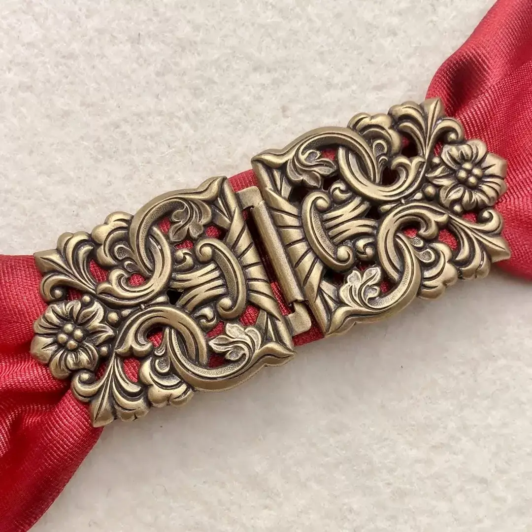 Dirndlschließe Schürzenschließe antik-messing No. 5 – Bild 1 – Chiemgauer Heimatwerk Trachten-Onlineshop Dirndlschließe Schürzenschließe antik-messing No. 5 - Bild 1 - Chiemgauer Heimatwerk Trachten-Onlineshop