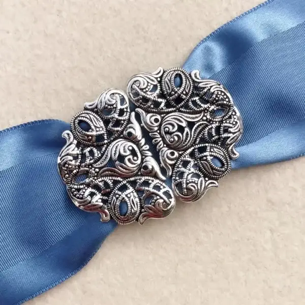 Dirndlschließe Schürzenschließe antik-silber matt No. 10 – Bild 1 – Chiemgauer Heimatwerk Trachten-Onlineshop Dirndlschließe Schürzenschließe antik-silber matt No. 10 - Bild 1 - Chiemgauer Heimatwerk Trachten-Onlineshop