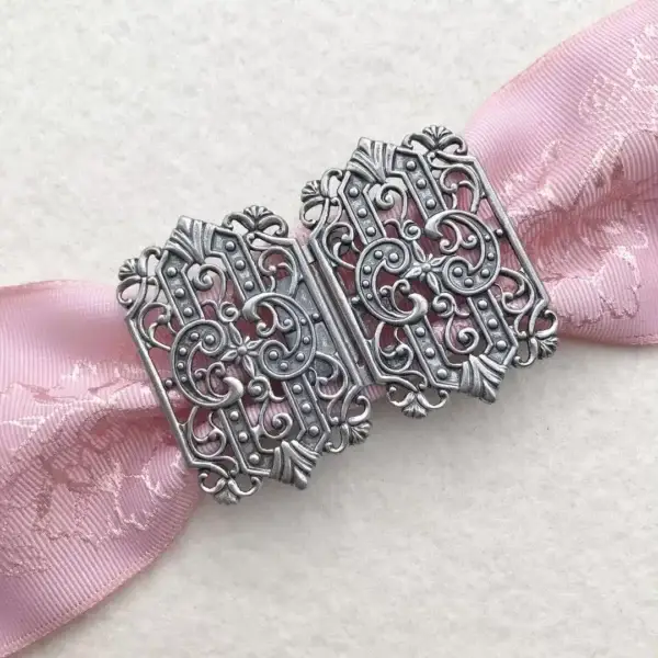 Dirndlschließe Schürzenschließe antik-silber matt No. 2 – Bild 1 – Chiemgauer Heimatwerk Trachten-Onlineshop Dirndlschließe Schürzenschließe antik-silber matt No. 2 - Bild 1 - Chiemgauer Heimatwerk Trachten-Onlineshop
