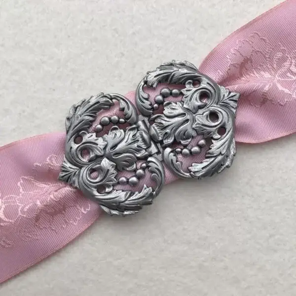 Dirndlschließe Schürzenschließe antik-silber matt No. 6 – Bild 1 – Chiemgauer Heimatwerk Trachten-Onlineshop Dirndlschließe Schürzenschließe antik-silber matt No. 6 - Bild 1 - Chiemgauer Heimatwerk Trachten-Onlineshop